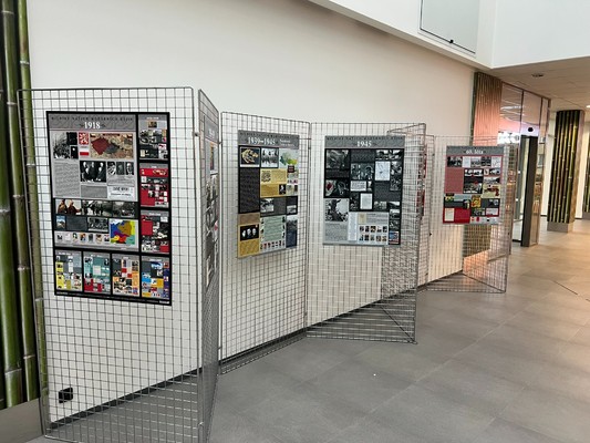 Výstava ve foyer úřadu Prahy 4 připomíná milníky novodobých ... Obrázek 1