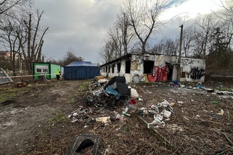 V Braníku se rozeběhla demolice squatu Vrbova